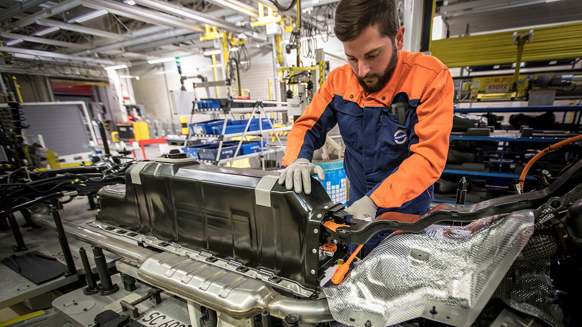 Μπαταρίες ηλεκτρικών οχημάτων «κλείνει» η Volvo
