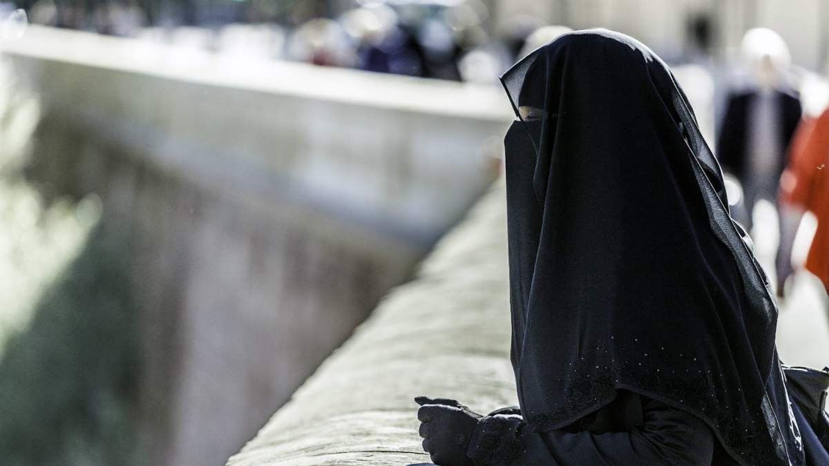 Η Γερμανία σκέφτεται να απαγορεύσει την μαντίλα στις μαθήτριες