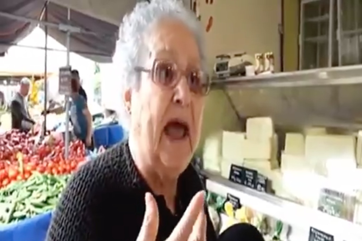 Viral η γιαγιά που τα έβαλε με τον Μητσοτάκη [Βίντεο]