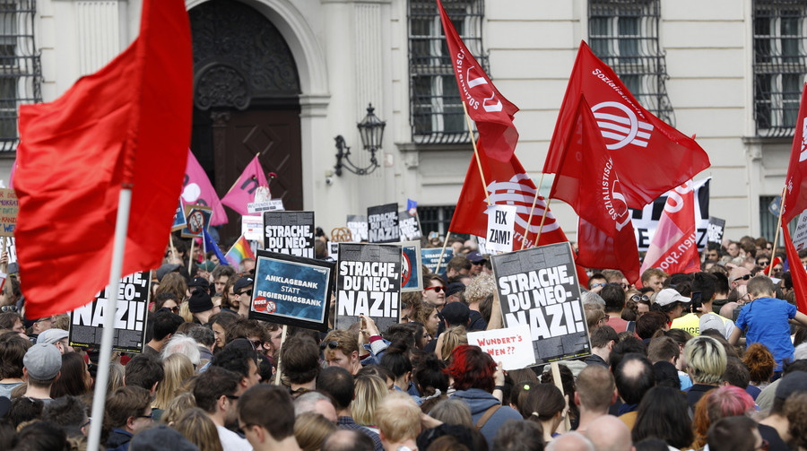 Αυστρία: Δεκάδες χιλιάδες πανηγυρίζουν για την παραίτηση Στράχε