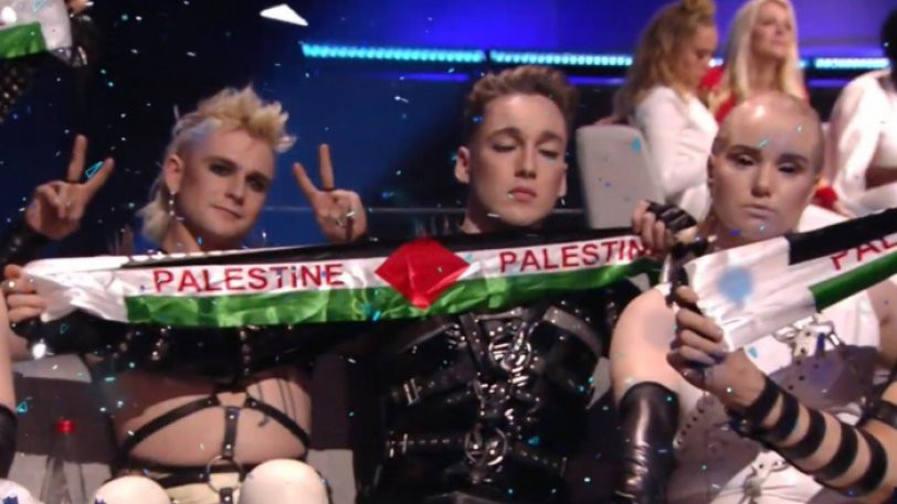 Eurovision: Οι Ισλανδοί σήκωσαν τα παλαιστινιακά χρώματα στον τελικό [Βίντεο]