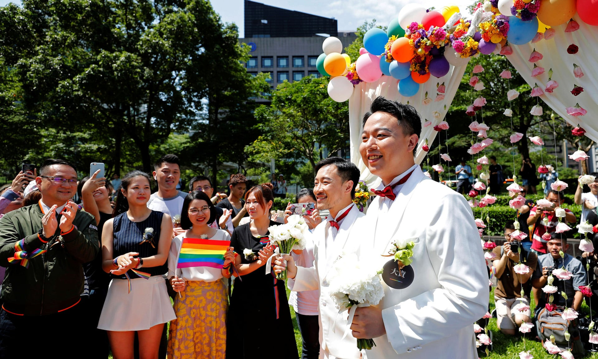 Η Ταϊβάν έγραψε ιστορία: Έγιναν οι πρώτοι γκέι γάμοι στην Ασία