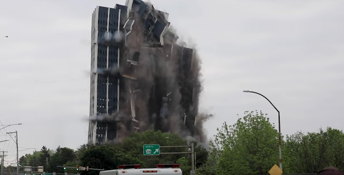Η στιγμή που καταρρέει ένα κτίριο 21 ορόφων [ΒΙΝΤΕΟ]