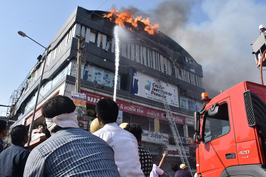 Ινδία: Τουλάχιστον 18 μαθητές σκοτώθηκαν από πυρκαγιά σε κτήριο