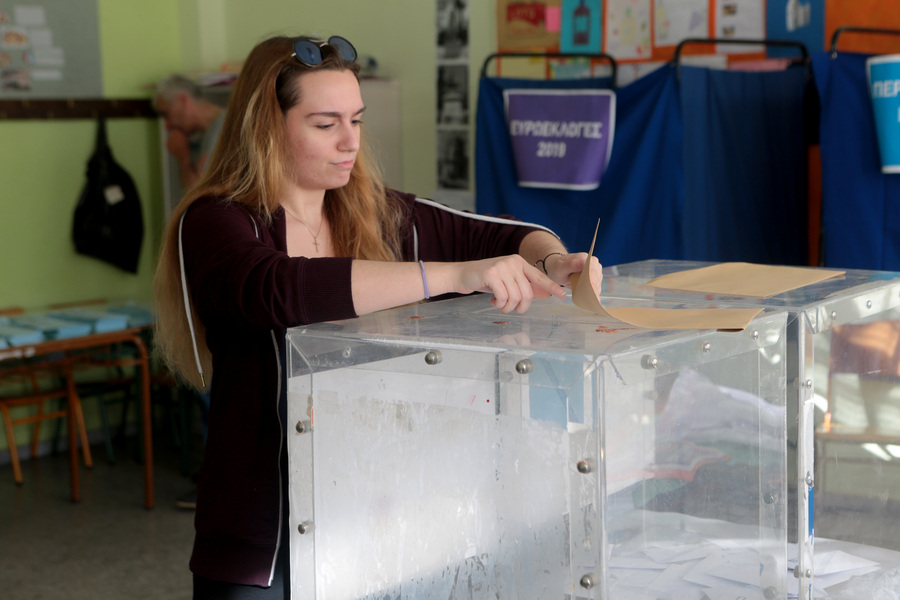 Κανονικά διεξάγεται η ψηφοφορία σε όλα τα εκλογικά κέντρα της χώρας