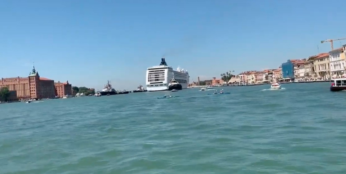 Κρουαζιερόπλοιο συγκρούστηκε με σκάφος στη Βενετία [Βίντεο]