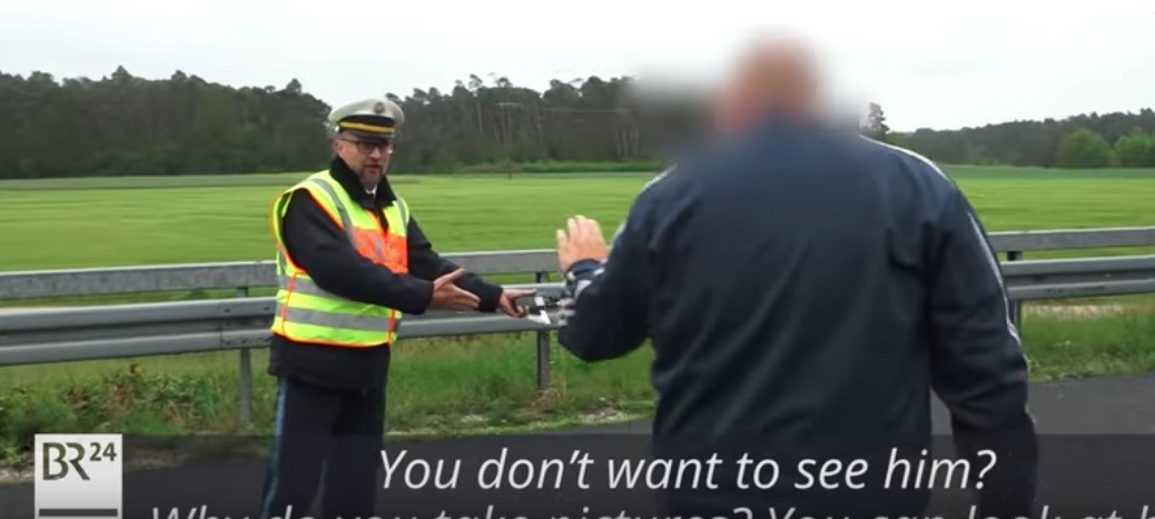 Γερμανία: Αστυνομικός ξεμπροστιάζει οδηγούς που βγάζουν φωτογραφίες σε θανατηφόρο ατύχημα [Βίντεο]