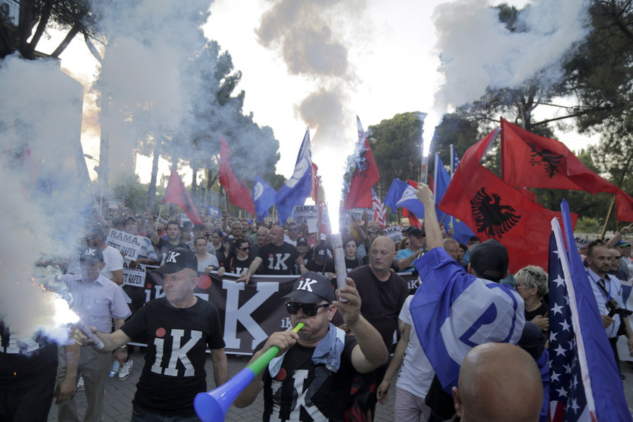 Χάος στην Αλβανία: Διαδικτυακή σύγκρουση Μέτα – Ράμα για τις τοπικές εκλογές, διαδηλώσεις στους δρόμους [Βίντεο]