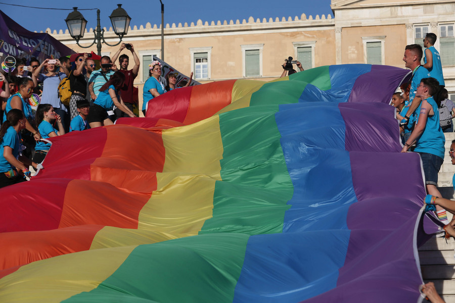 Πολιτικός γάμος για τα ομόφυλα ζευγάρια στο Πρόγραμμα του ΣΥΡΙΖΑ για τον εκδημοκρατισμό του κράτους