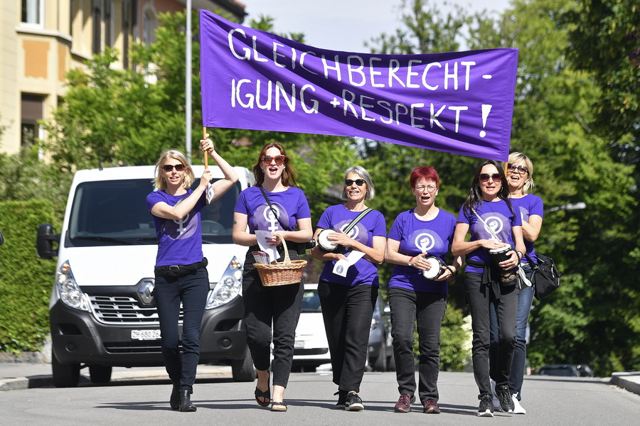 Στον δρόμο οι Ελβετίδες απαιτούν μισθολογική ισότητα