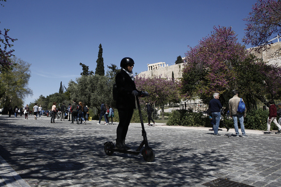 Θεσσαλονίκη: Ηλικιωμένη παρασύρθηκε από ηλεκτρικό πατίνι