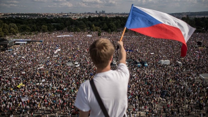 Εκατοντάδες χιλιάδες πολίτες σε αντικυβερνητική διαδήλωση στην Πράγα
