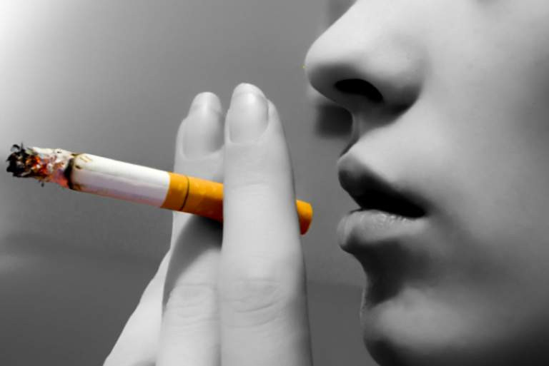Υψηλότερος ο κίνδυνος σοβαρού εμφράγματος για τις καπνίστριες από ό,τι για τους καπνιστές