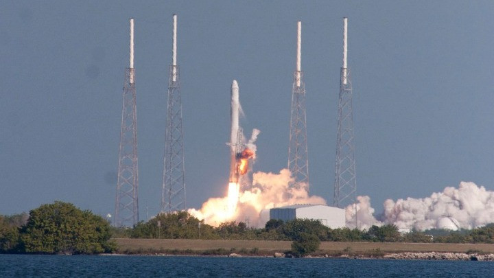 Εκτοξεύθηκε ο μέγα-πύραυλος Falcon Heavy της Space X