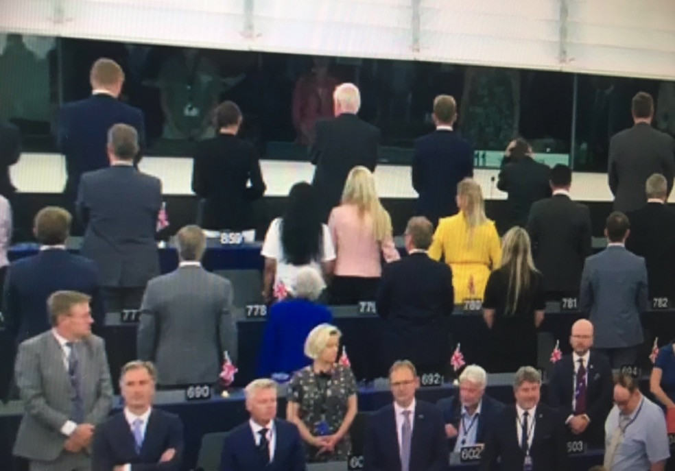 Οι ευρωβουλευτές του Brexit γύρισαν την πλάτη στον ευρωπαϊκό ύμνο [Βίντεο]
