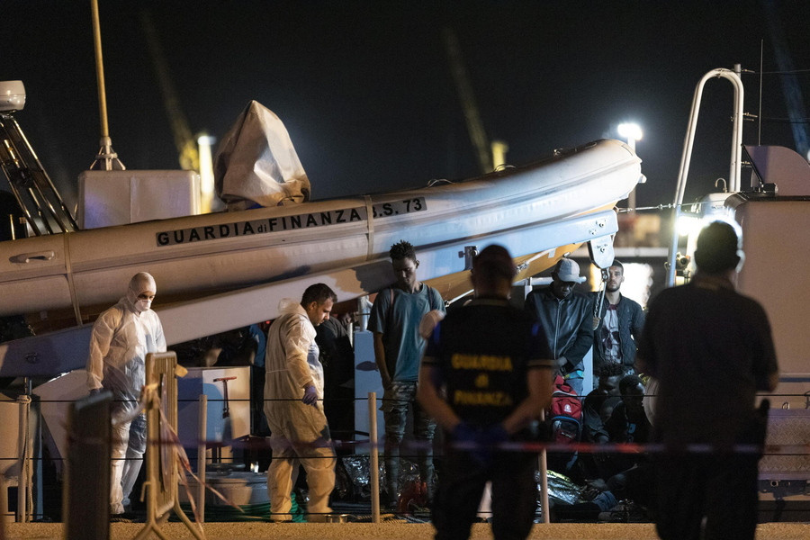 Για αντιπροσφυγική «υστερία» εγκαλεί την Ιταλία το Παρίσι