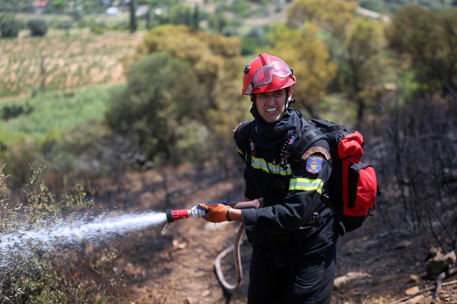 Υπό έλεγχο η φωτιά στα Σπάτα – Προσήχθη μια 72χρονη