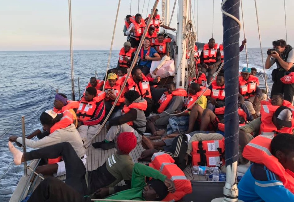 Σε κίνδυνο 54 πρόσφυγες και το πλήρωμα διασωστικού πλοίου στην Ιταλία εξαιτίας των πολιτικών Σαλβίνι