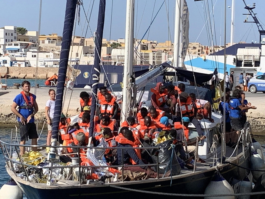 Νέο πλοίο με πρόσφυγες έδεσε στην Λαμπεντούζα