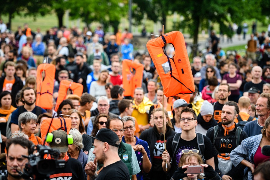 Γερμανία: Διαδηλώσεις σε 100 πόλεις υπέρ των προσφύγων και των διασωστών τους
