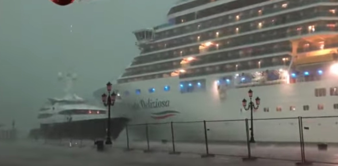 Βενετία: Κρουαζιερόπλοιο… εναντίον γιοτ [Βίντεο]