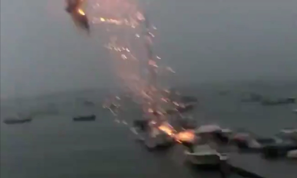 Η στιγμή που κεραυνός πέφτει σε σκάφος [Βίντεο]