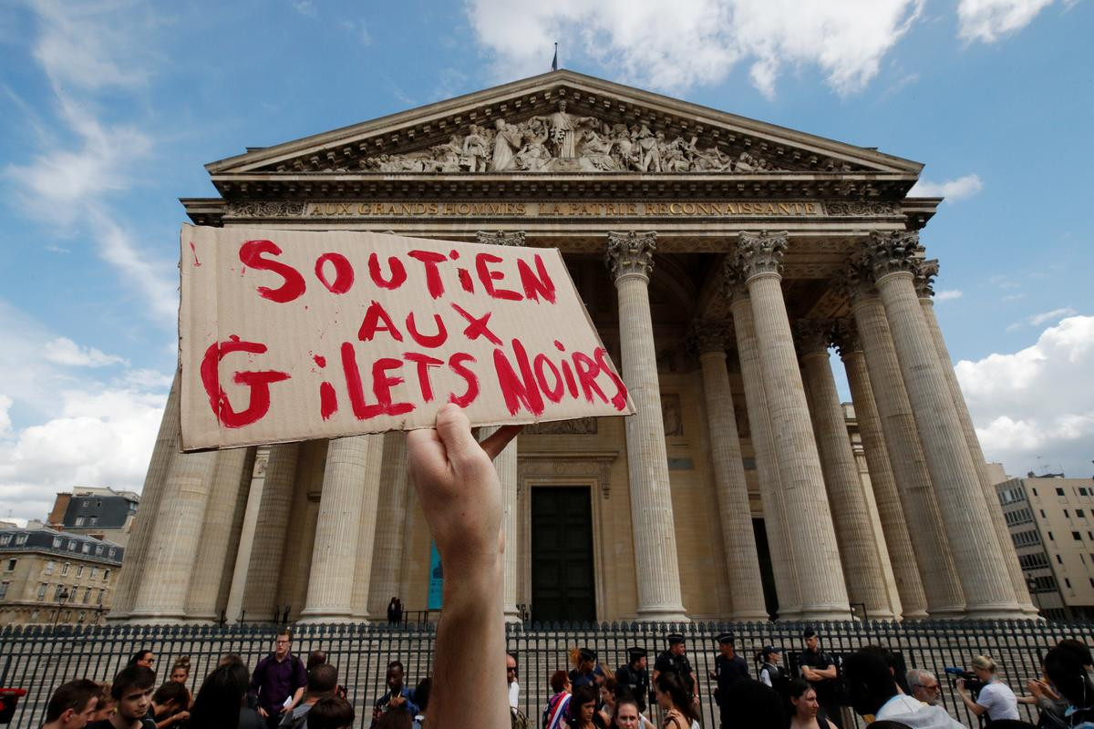 Εκατοντάδες μετανάστες κάνουν κατάληψη σε μνημείο στο κέντρο του Παρισιού