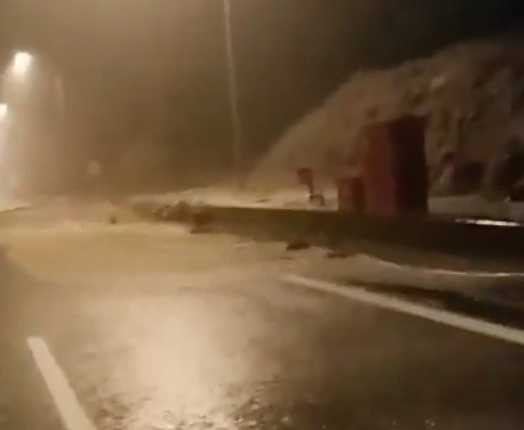 Πλημμύρισε τμήμα της Ιόνιας Οδού – Εγκλωβίστηκαν οδηγοί σε τούνελ [Βίντεο]