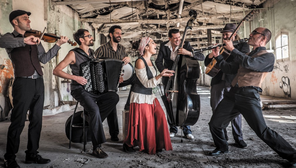 Οι Barcelona Gipsy balKan Orchestra σε μια δυνατή, ρυθμική και πολύχρωμη φιέστα