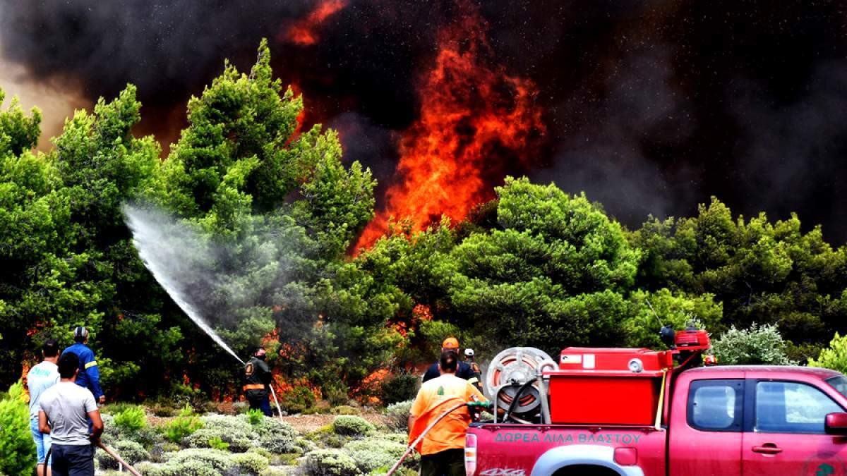 Μεγάλη φωτιά απειλεί σπίτια στο Ναύπλιο