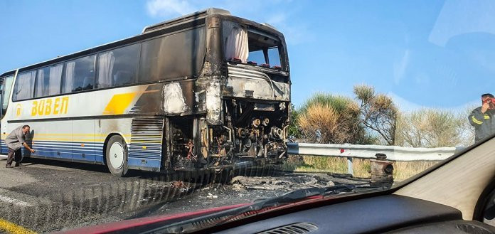 Καβάλα: Τουριστικό λεωφορείο τυλίχτηκε στις φλόγες εν κινήσει