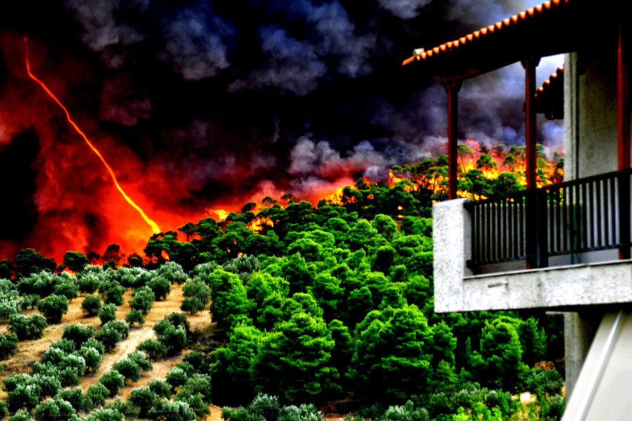 Υπό μερικό έλεγχο η πυρκαγιά στα Μέγαρα – Φωτιά και στο Μαρκόπουλο