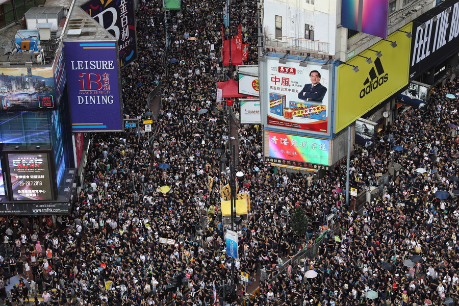 Δεκάδες χιλιάδες διαδήλωσαν ξανά στο Χονγκ Κονγκ [Βίντεο]