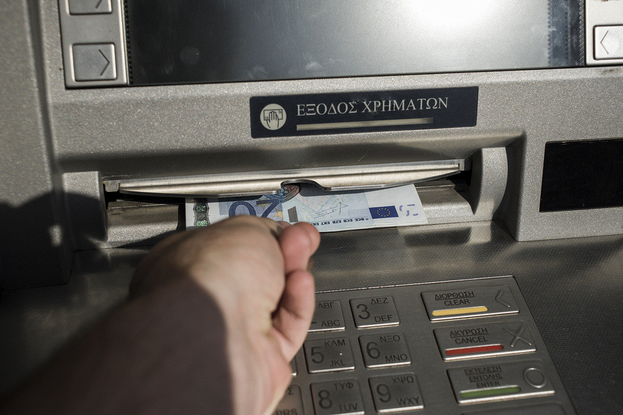 Ακριβαίνει η ανάληψη μετρητών από ATM άλλης τράπεζας