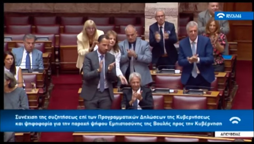 Βουλευτής της Ελληνικής Λύσης χειροκροτούσε καθιστός τον Βελόπουλο και τον σκούντηξαν για να σηκωθεί