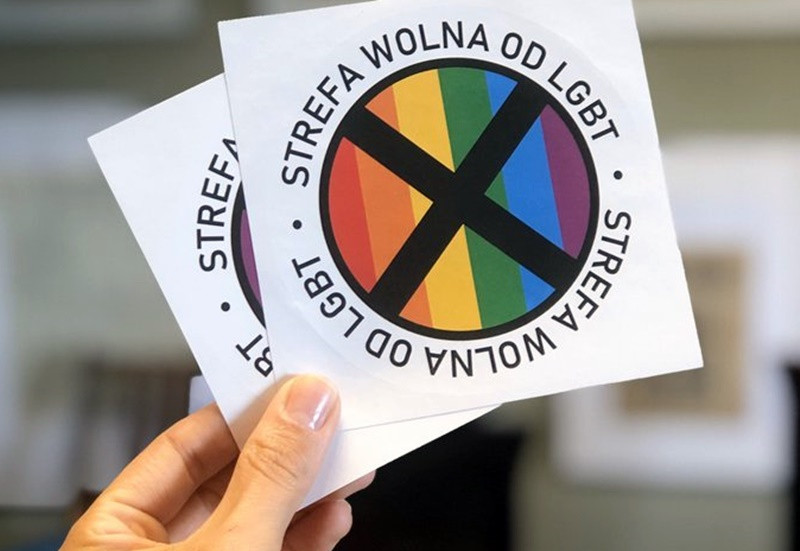 Πολωνία: Περιοδικό διένειμε αυτοκόλλητα εναντίον των ΛΟΑΤΚΙ ατόμων