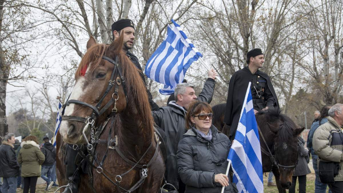 «Μακεδονομάχοι» γέμισαν την Κατερίνη με αφίσες κατά του Μητσοτάκη