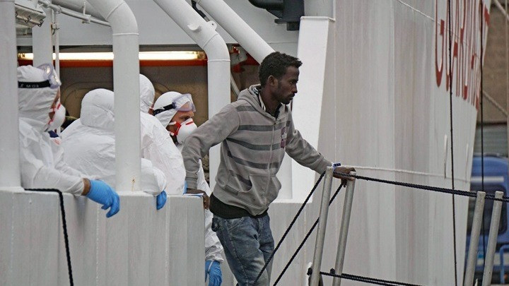 Αποκλεισμένοι πάνω σε σκάφος της ιταλικής ακτοφυλακής παραμένουν 130 μετανάστες