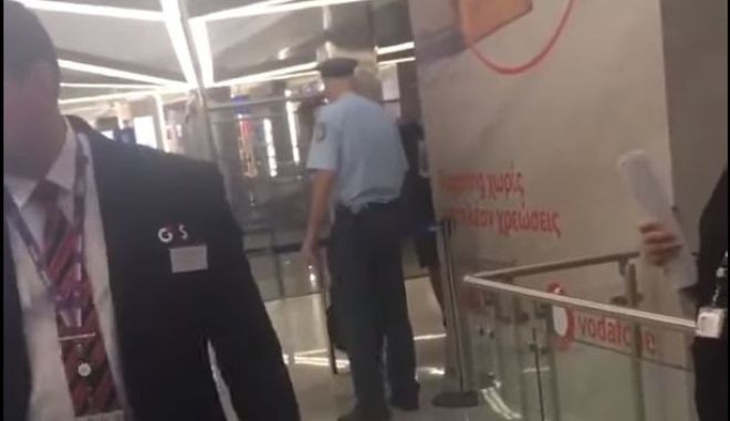 Αστυνομικός χτυπά μετανάστη στο αεροδρόμιο – ΕΔΕ από την ΕΛΑΣ [Βίντεο]