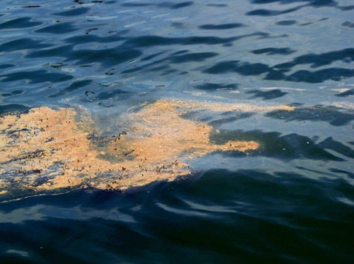 Διαρροή πετρελαίου στη θάλασσα της Σαντορίνης από το Olympus
