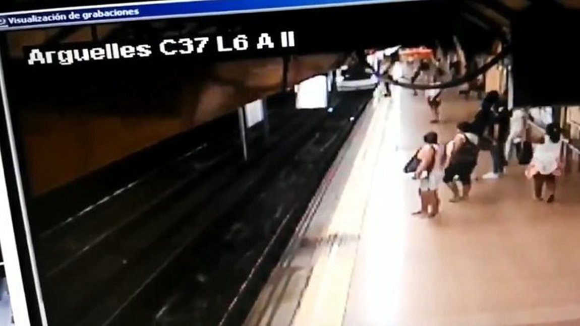 Νέο περιστατικό: Τον έσπρωξε στις ράγες του μετρό στη Μαδρίτη [Βίντεο]
