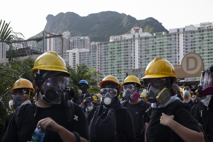 Δεν κάνουν πίσω οι διαδηλωτές στο Χογκ Κογκ: Νέα οδοφράγματα και συγκρούσεις με την αστυνομία