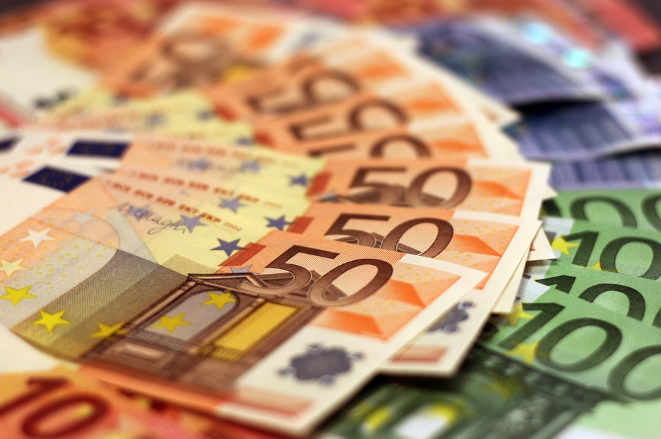 Η «πίτα»: 35 εκ. ευρώ πήραν το 218 τα ΜΜΕ από τις τράπεζες