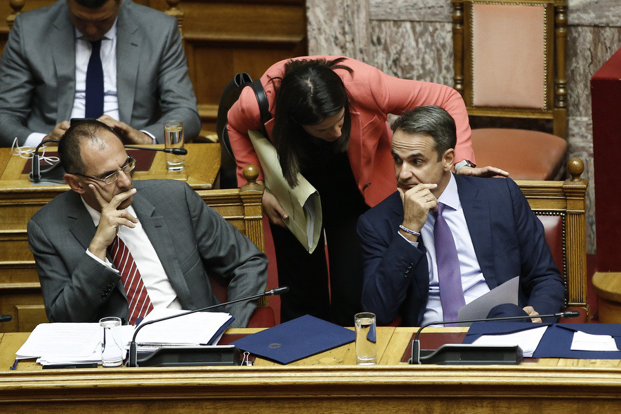Τα «παίρνει πίσω» η κυβέρνηση για το εθνικό αφήγημα του «Ελλάδα 2021»