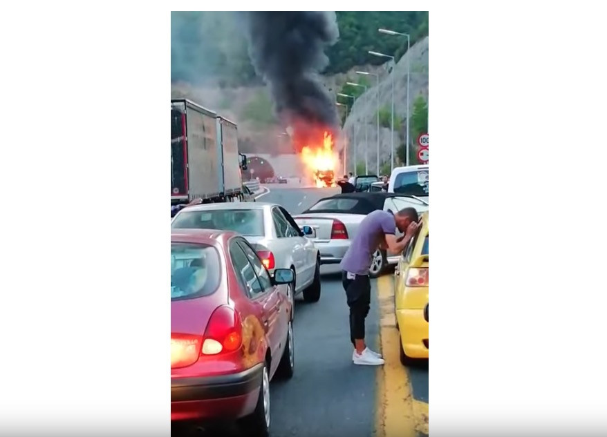 Φωτιά σε τουριστικό λεωφορείο στην Εγνατία [Βίντεο]