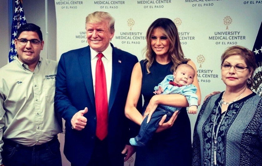 Σάλος για τη φωτογραφία του Τραμπ και της Μελάνια με ορφανό μωρό του Ελ Πάσο