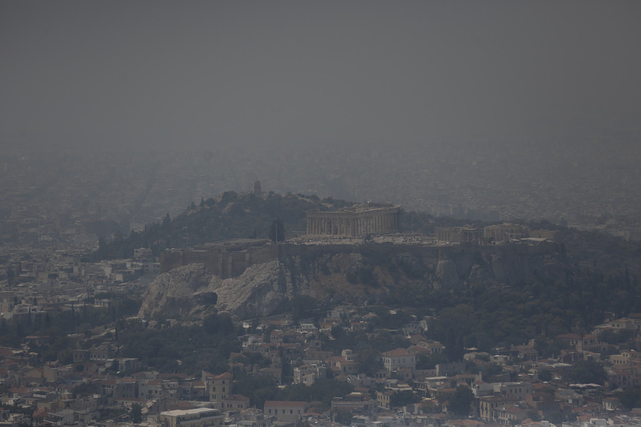 Καθαρίζει η ατμόσφαιρα στην Αθήνα