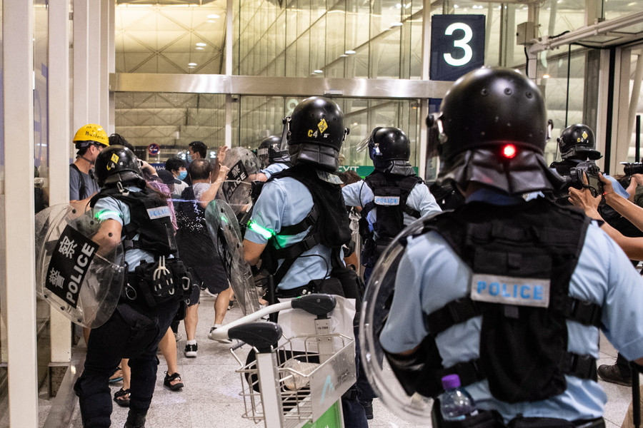 Χογκ Κογκ: Μπλόκο διαδηλωτών στο αεροδρόμιο – Σφοδρές συγκρούσεις με την αστυνομία