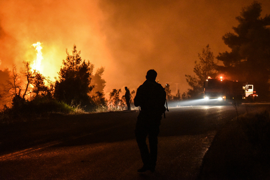 Μαίνεται για δεύτερη μέρα η καταστροφική πυρκαγιά στην Εύβοια – Σκληρή ολονύχτια μάχη με τις φλόγες