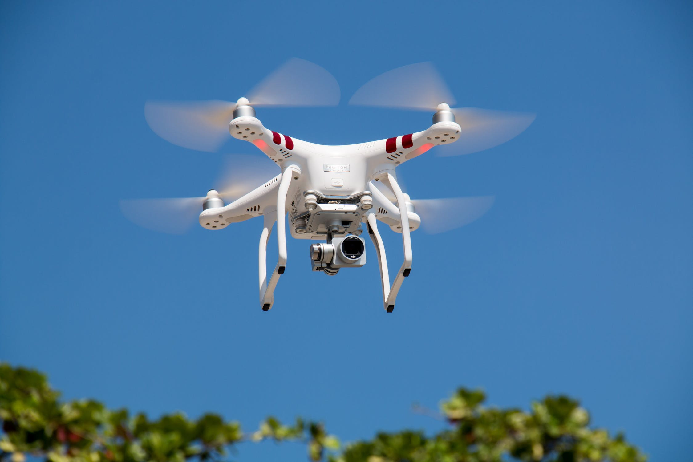 Όταν το drone μένει από μπαταρία πάνω από τη λίμνη…